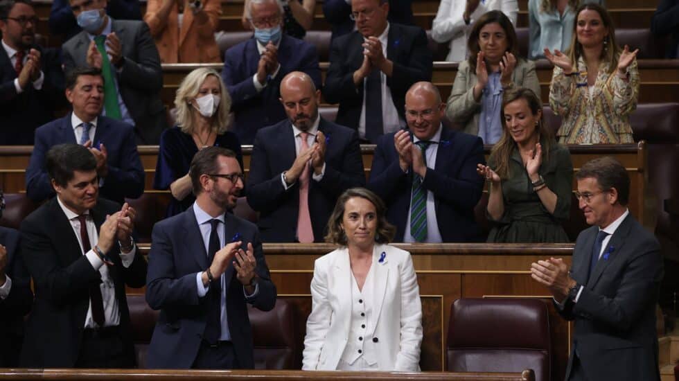 El Grupo popular en el Congreso, junto al presidente del PP, Alberto Núñez Feijóo, y otros invitados del partido, aplauden a la portavoz parlamentaria y secretaria general, Cuca Gamarra, tras su réplica en el debate de la nación.
