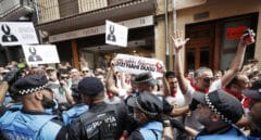 Tres policías heridos en la agresión 'abertzale' al alcalde de Pamplona en la procesión de San Fermín