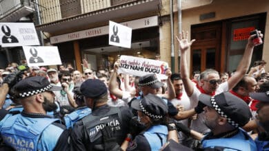 Tres policías heridos en la agresión 'abertzale' al alcalde de Pamplona en la procesión de San Fermín