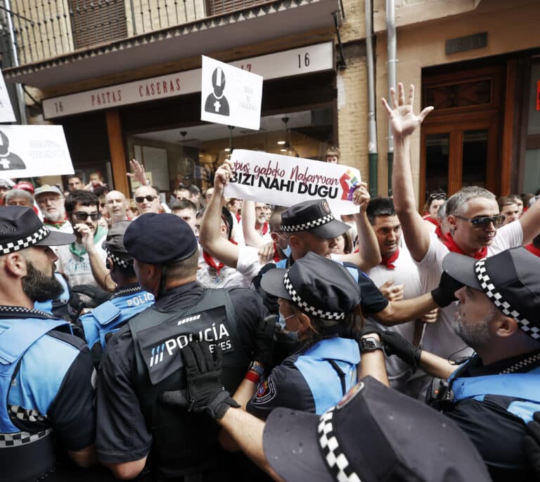 Tres policías heridos en la agresión 'abertzale' al alcalde de Pamplona en la procesión de San Fermín