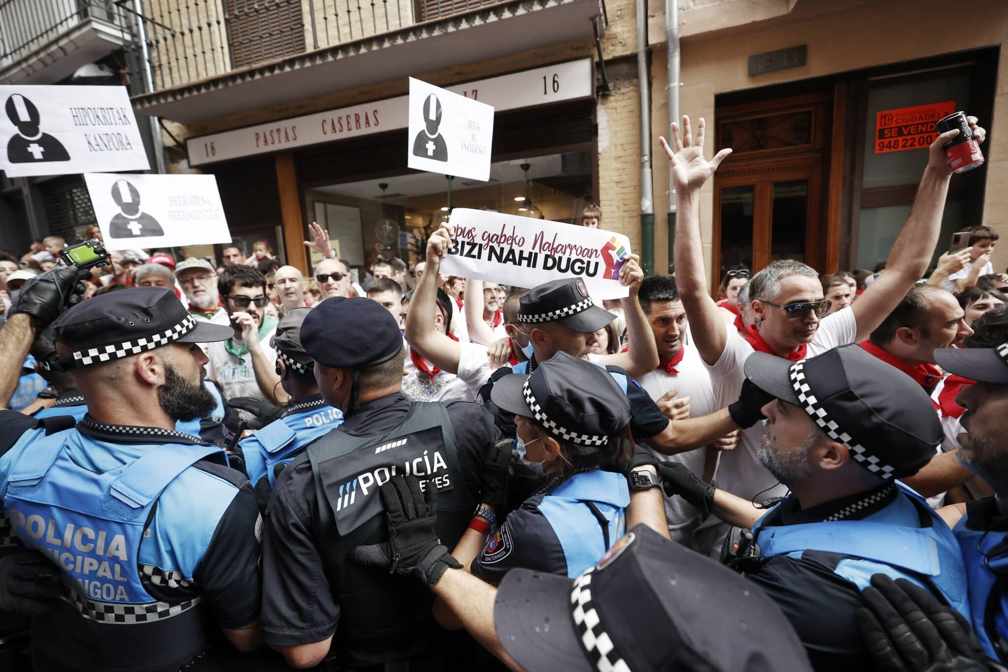 Tres policías heridos en la agresión 'abertzale' al alcalde de Pamplona en la procesión de San Fermín
