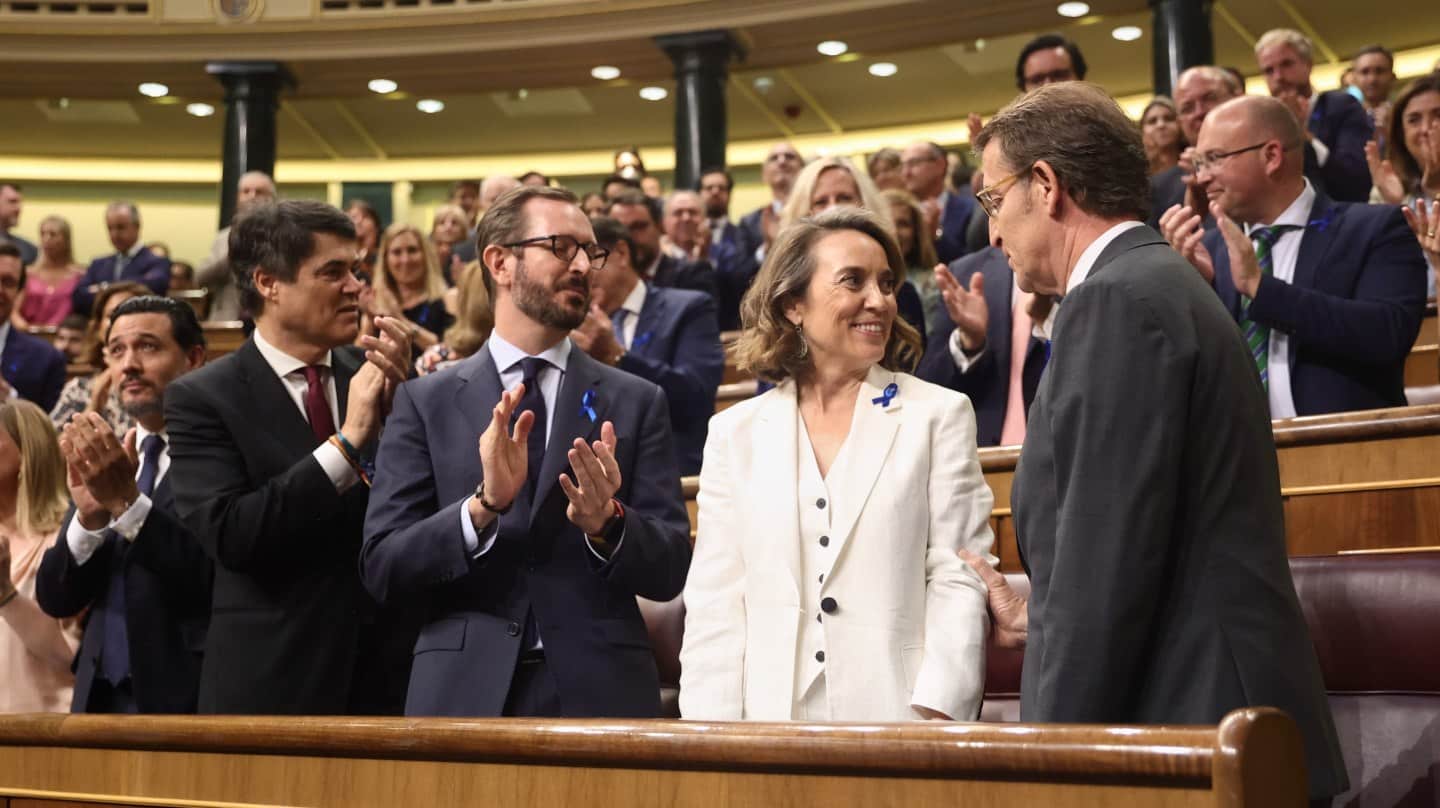 El presidente del PP, Alberto Núñez Feijóo, y la secretaria general y portavoz del Grupo, Cuca Gamarra, a su entrada en el hemiciclo del Congreso de los Diputados.