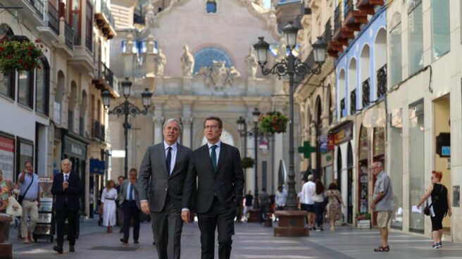 feijóo-zaragoza-pp Alberto Núñez Feijóo, líder del Partido Popular, paseando por Zaragoza, junto al alcalde de la ciudad, Jorge Azcón