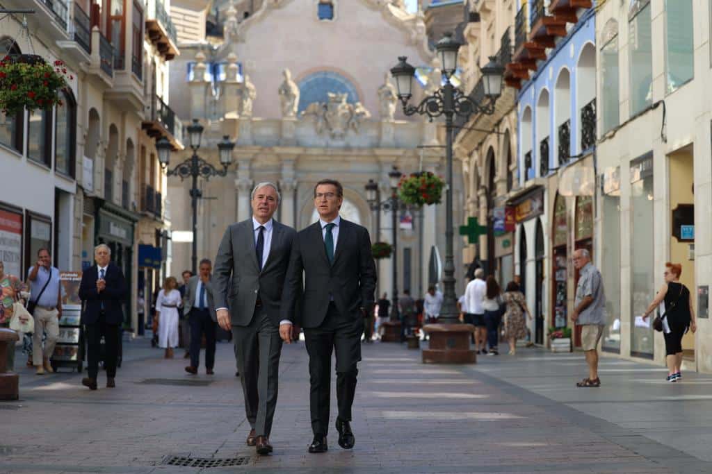 Alberto Núñez Feijóo, líder del Partido Popular, paseando por Zaragoza, junto al alcalde de la ciudad, Jorge Azcón