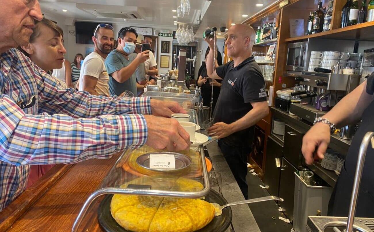 Un camarero del Bar Gaucho, en Pamplona, escancia sidra