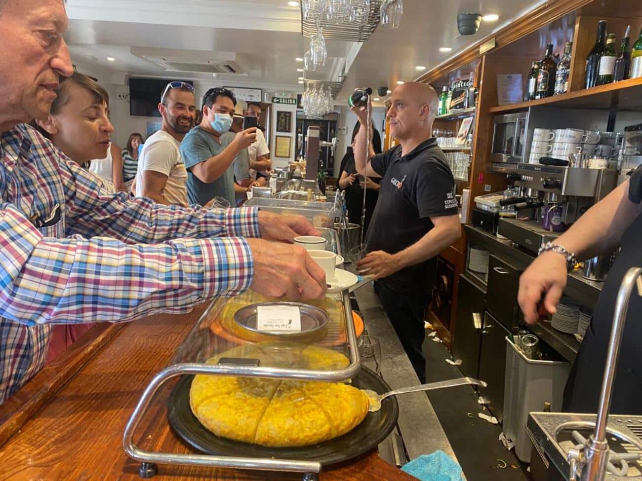 Un camarero del Bar Gaucho, en Pamplona, escancia sidra