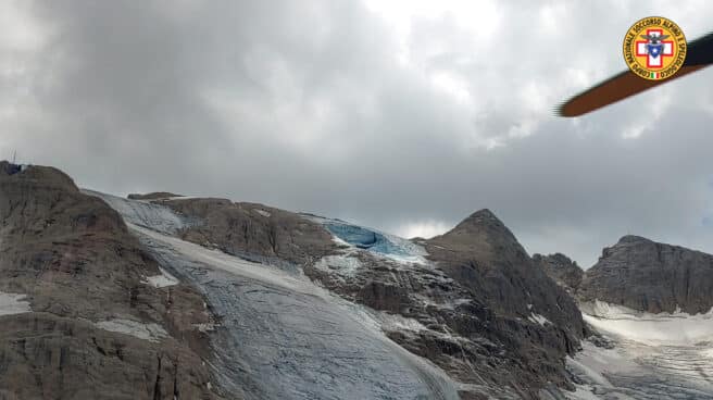 Los servicios de rescate buscan a los desaparecidos tras el derrumbe en el glaciar de la Marmolada (Italia)
