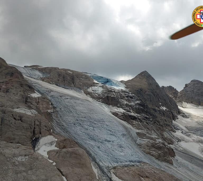 Buscan a más de 20 desparecidos tras el desprendimiento del glaciar de la Marmolada