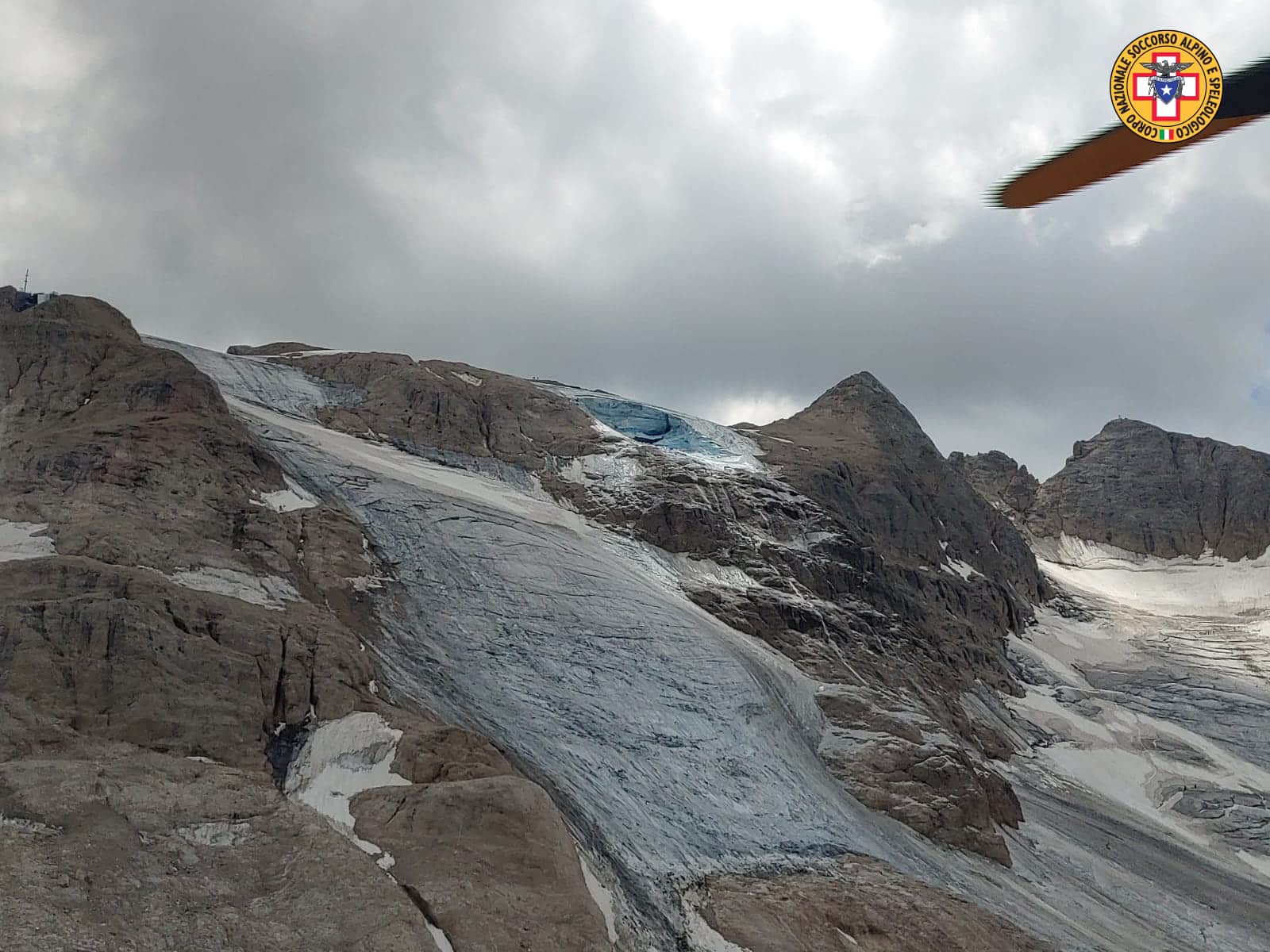 Los servicios de rescate buscan a los desaparecidos tras el derrumbe en el glaciar de la Marmolada (Italia)
