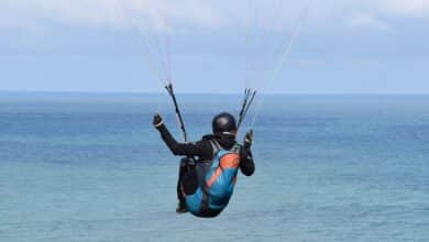 Herido grave un hombre de 65 años tras caer con un parapente desde diez metros de altura