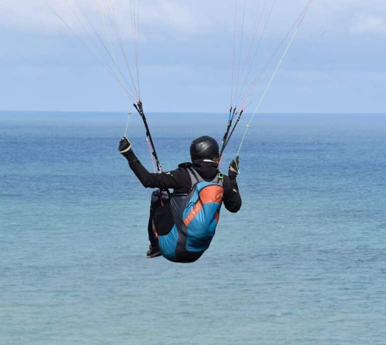 Herido grave un hombre de 65 años tras caer con un parapente desde diez metros de altura