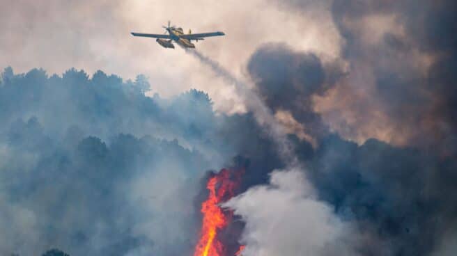 Labores de extinción de un incendio forestal en el cerro del castillo en Collado Mediano (Madrid).