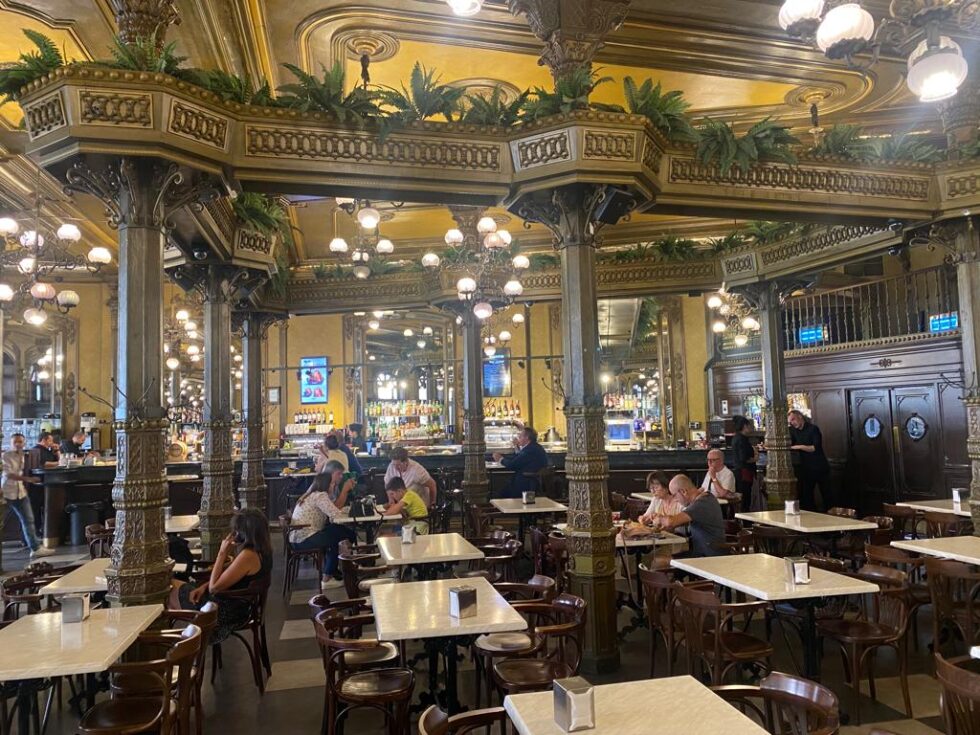 Salón del Café Iruña, casa fundada en 1888 en el corazón de Pamplona