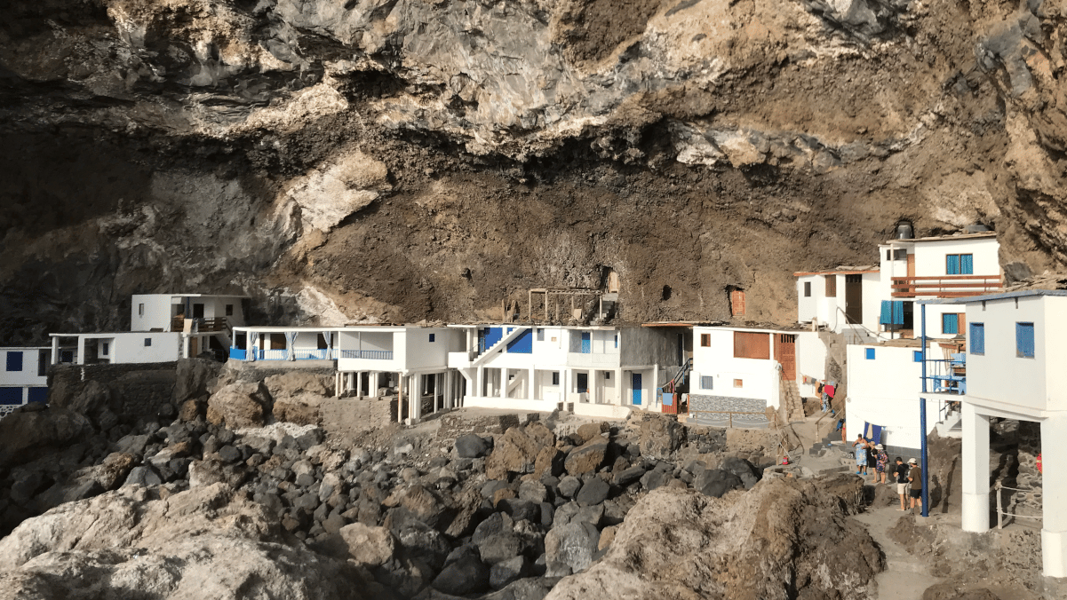 El porís de la Candelaria, viejo poblado marinero al abrigo de la roca en Tijarafe, La Palma.