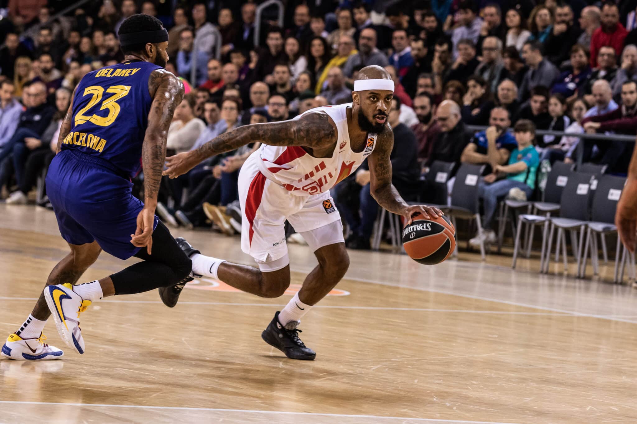 Lorenzo Brown disputa un encuentro de Euroliga conta el FC Barcelona