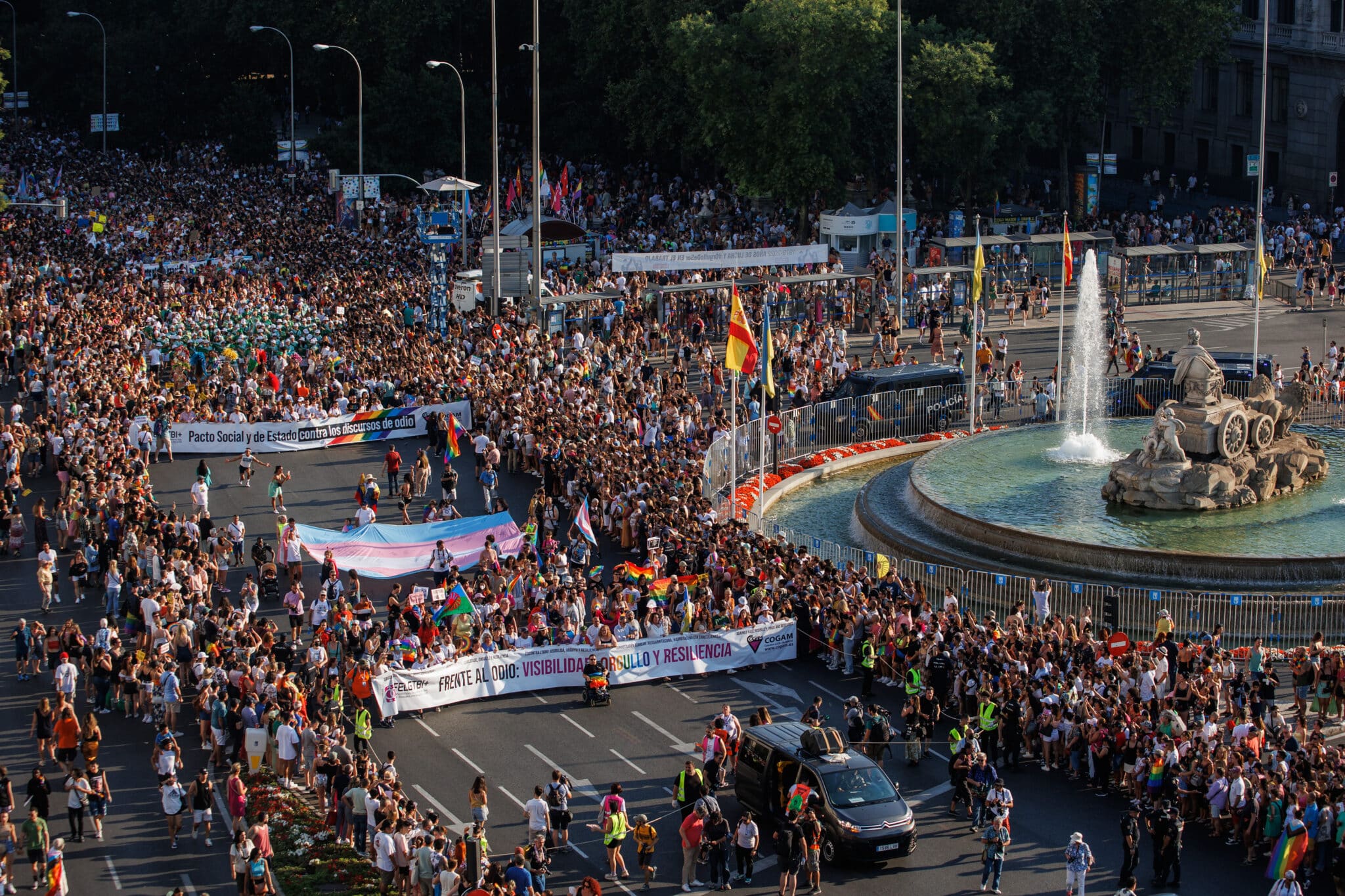Manifestación del Orgullo en Madrid, a su paso por Cibeles.