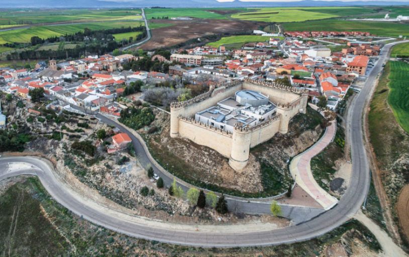 Vista aérea del castillo de Maqueda (Toledo), al pie de la autovía de Extremadura.