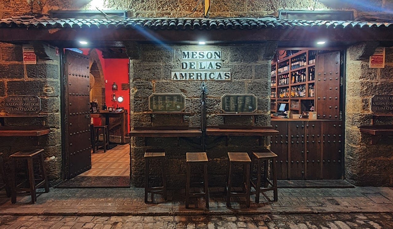 Fachada del Mesón de las Américas, un cachito de Argentina en Cádiz.