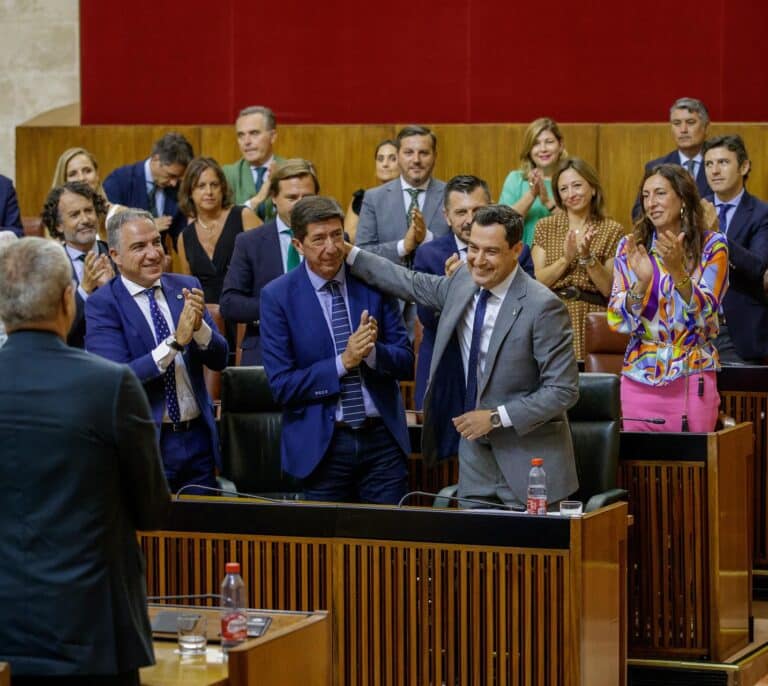 Juanma Moreno, investido presidente de Andalucía con la abstención de Vox