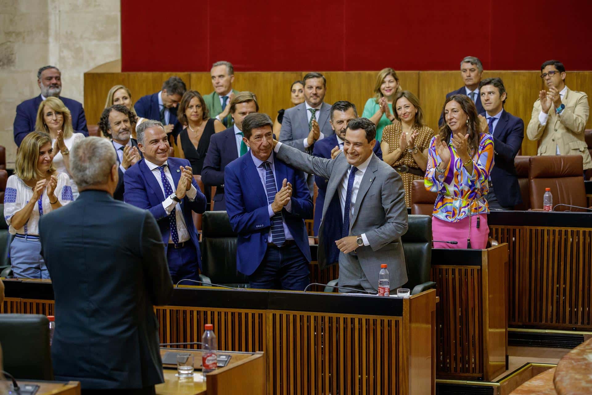 El líder del PP-A, Juanma Moreno, durante la primera sesión plenaria de debate de su investidura para la presidencia de la Junta, en el Parlamento andaluz
