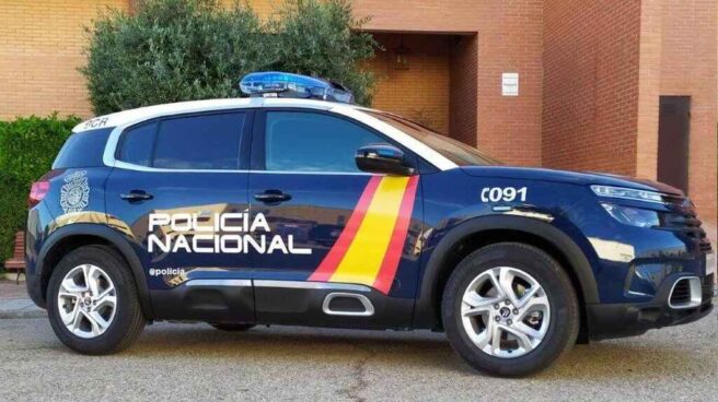 Detenidos tres hombres acusados de abusar sexualmente de dos menores Coche de Policiía