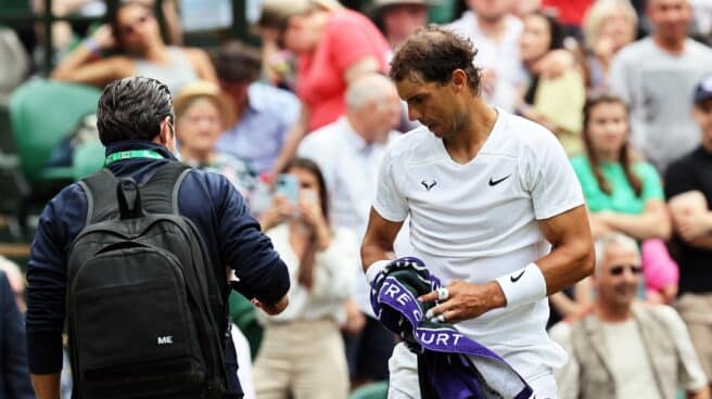 Nadal, junto al médico durante su partido contra Taylor Fritz en los cuartos de final de Wimbledon.