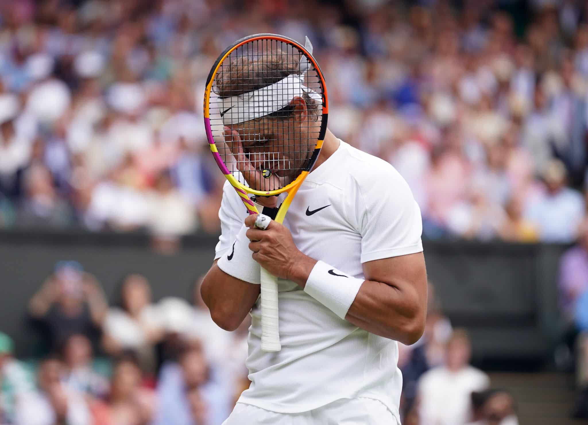 Rafa Nadal se lamenta en Wimbledon