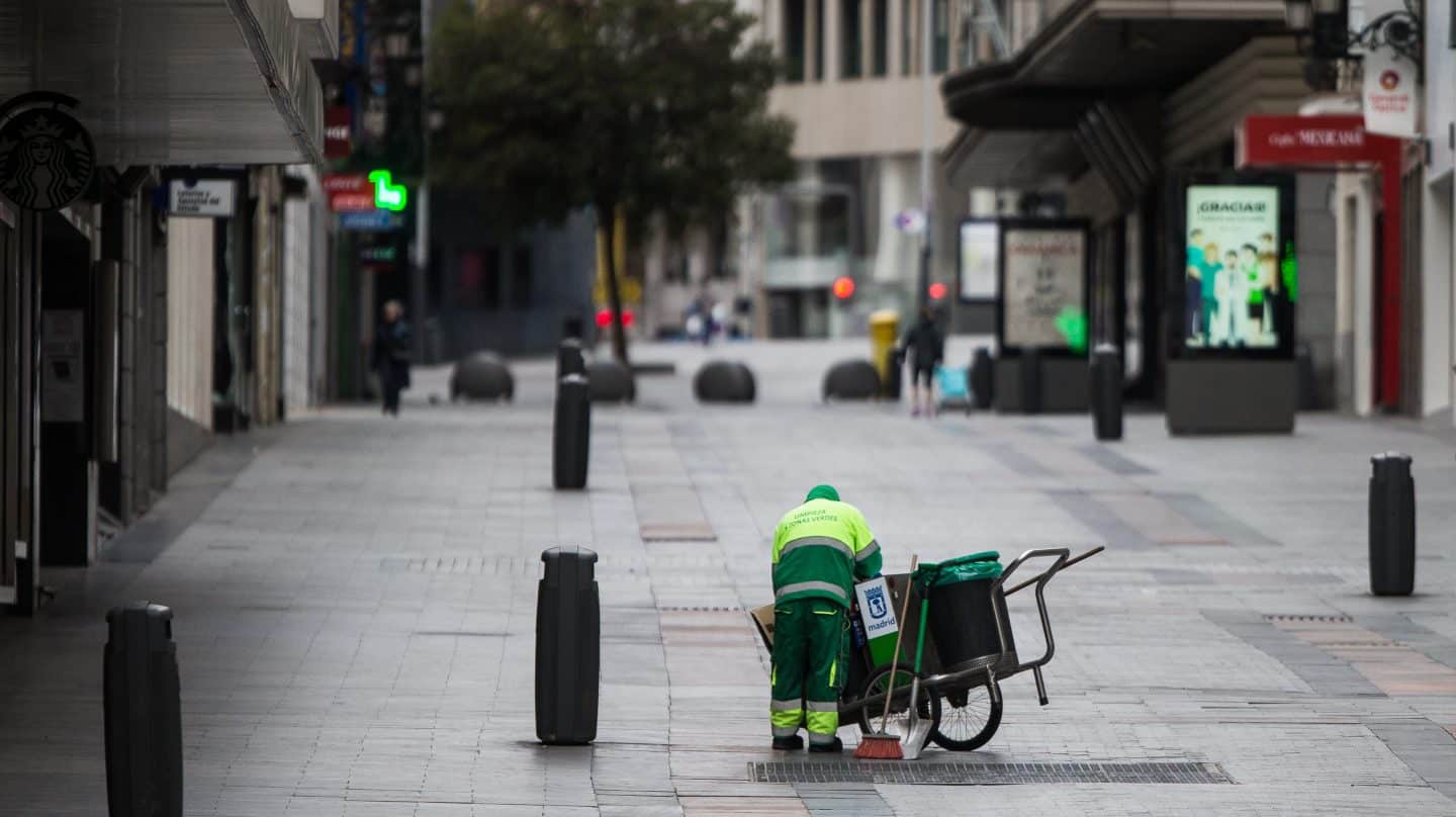 Una barrendero realiza su servicio en Madrid