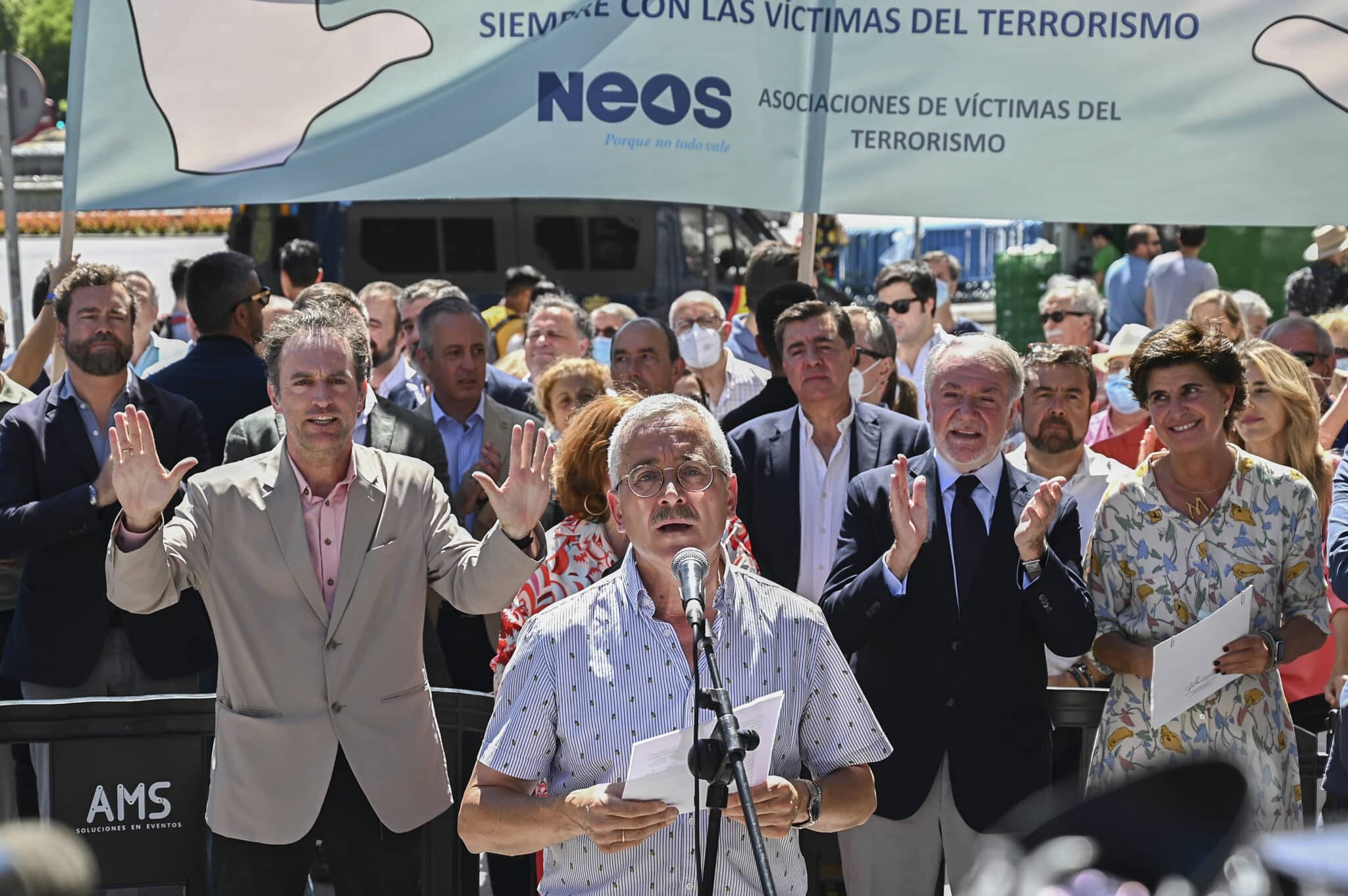 El exfuncionario de prisiones que fue secuestrado por ETA, Ortega Lara (c) lee un comunicado junto a los dirigentes del Partido Popular vasco, María San Gil (d) y Jaime Mayor Oreja (2d) frente al Congreso