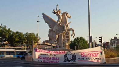 La pancarta crítica con Yolanda Díaz frente al Matadero para recibir a 'Sumar'