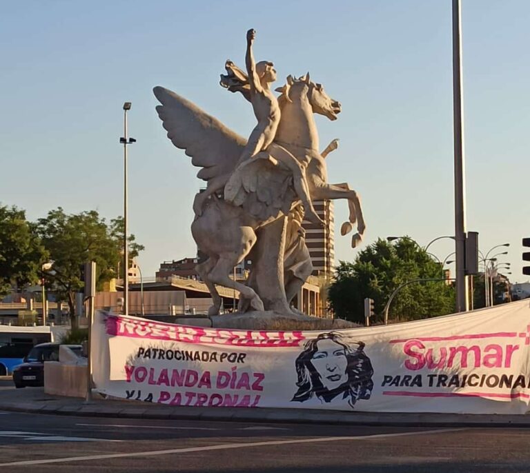 La pancarta crítica con Yolanda Díaz frente al Matadero para recibir a 'Sumar'