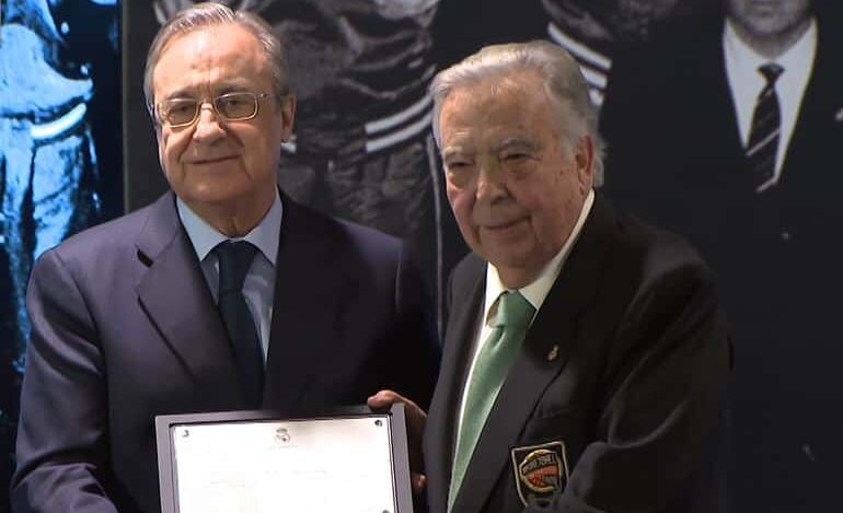 Pedro Ferrándiz, junto a Florentino Pérez en un homenaje organizado por el Real Madrid en 2017.