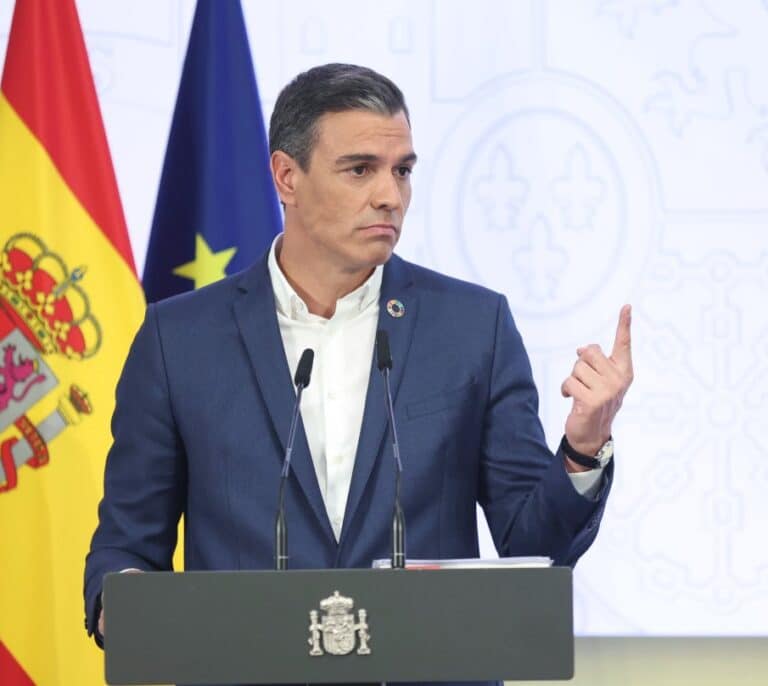 La patronal del textil considera "ridícula" y "perjudicial para el sector" la petición de Sánchez de dejar de usar corbata