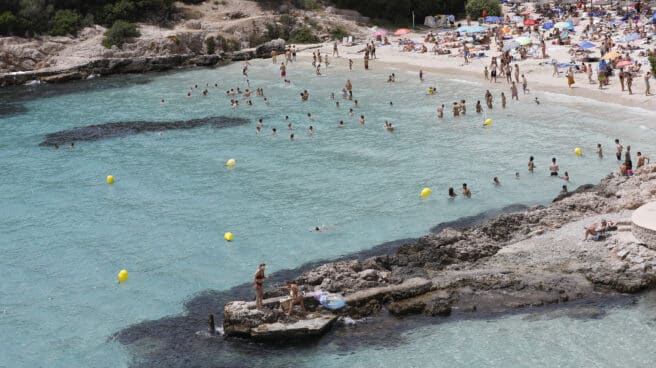 Bañistas en la playa. Puede preguntarse de qué pueblo se trata; o cuántos pueblos encajan en esta tenebrosa fábula del turismo como mal invento y peor negocio.