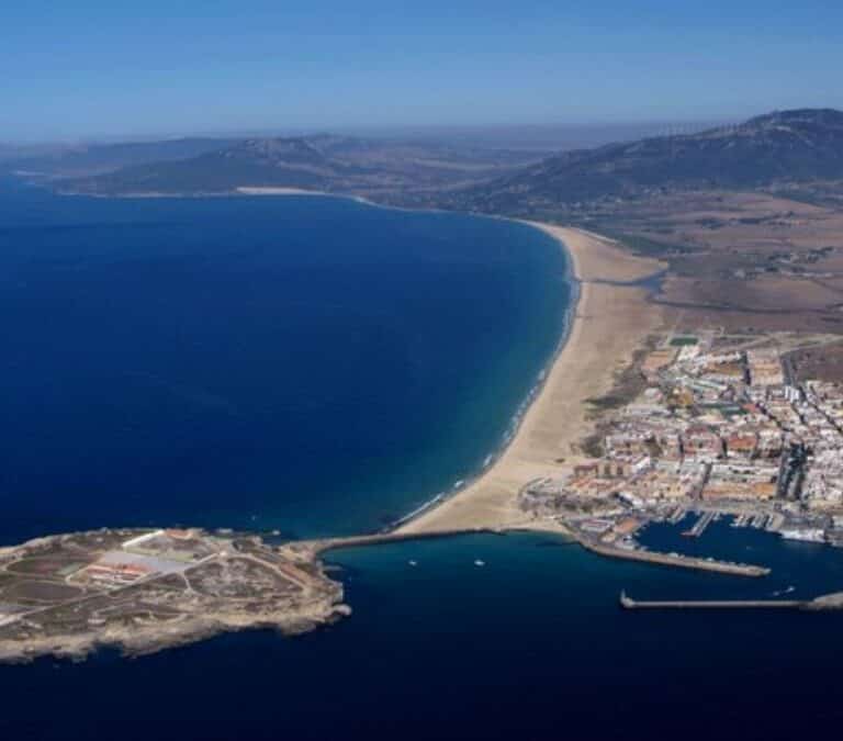 El temporal de levante obliga a cerrar el Puerto de Tarifa en Cádiz