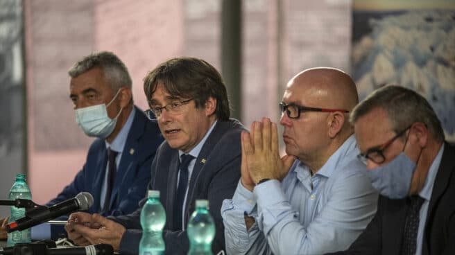 Carles Puigdemont y Gonzalo Boye, en una rueda de prensa en Cerdeña en 2021.