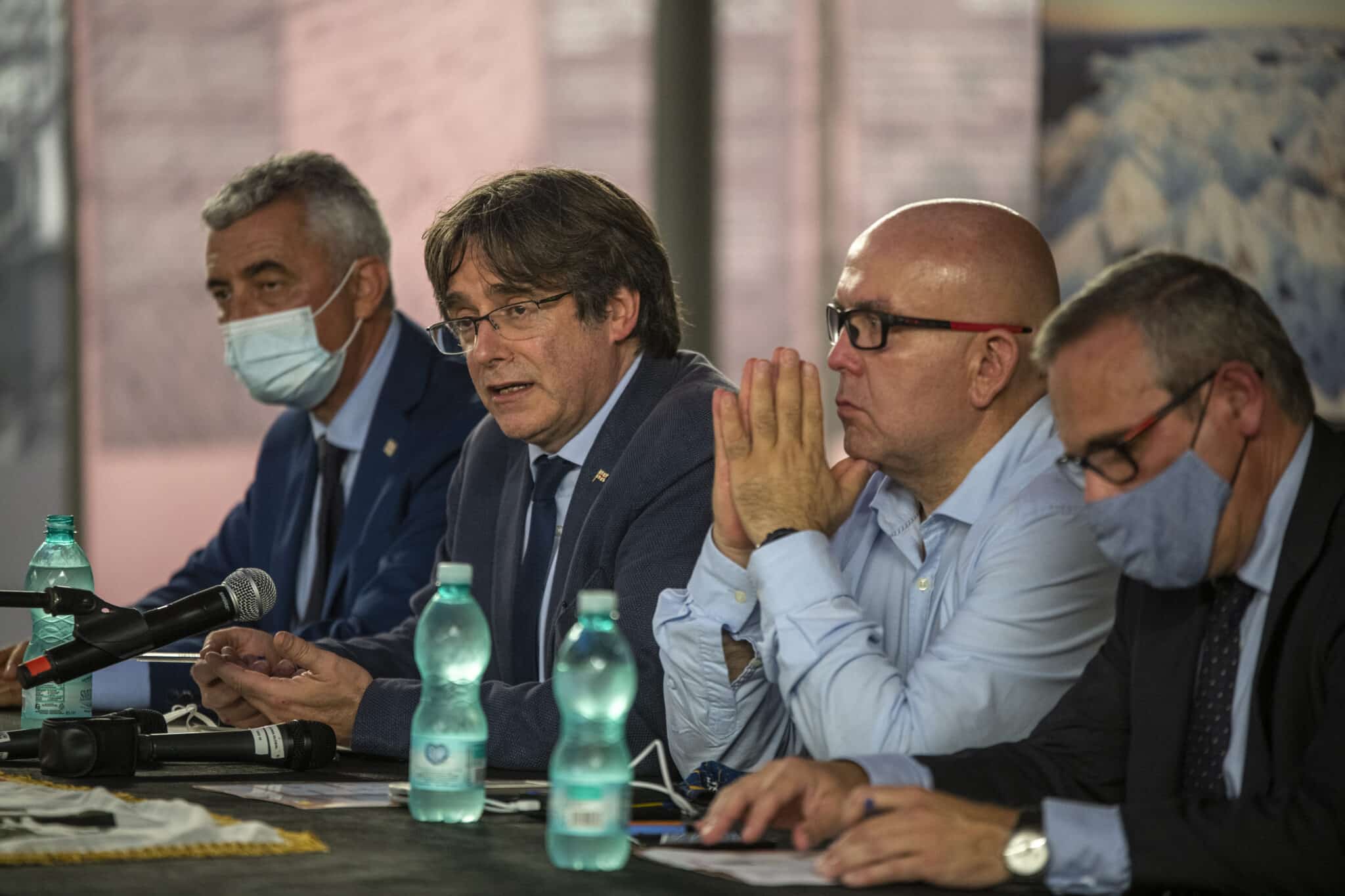 Carles Puigdemont y Gonzalo Boye, en una rueda de prensa en Cerdeña en 2021.