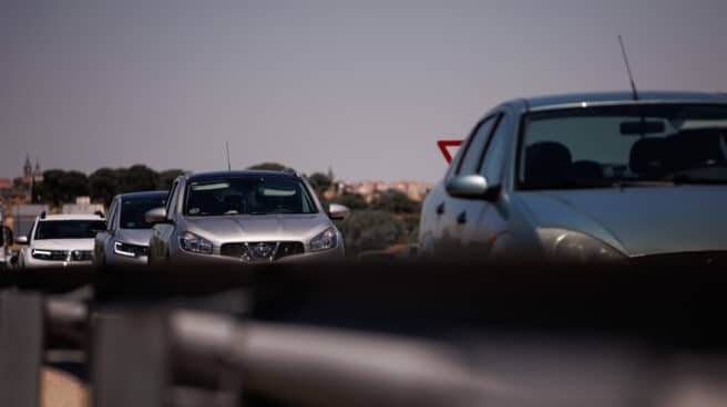 Varios vehículos en una carretera española durante la operación salida. Varios vehículos en una carretera española durante la operación salida.