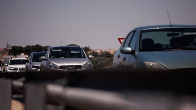 Varios vehículos en una carretera española durante la operación salida.