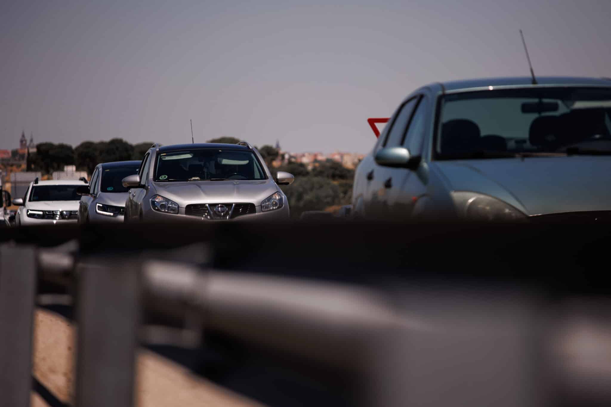 Varios vehículos en una carretera española durante la operación salida.