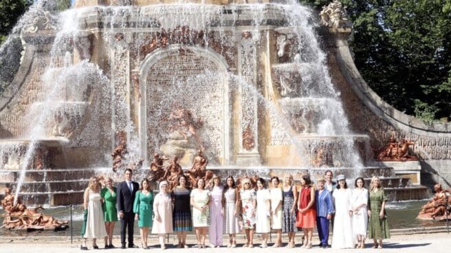 gobierno-gasto-18113-euros-alquiler-buggies-visita-granja-ildefonso-acompañantes-cumbre-otan La reina Letizia, la esposa de Pedro Sánchez y las parejas de los mandatarios en la Fuente de los baños de Diana.