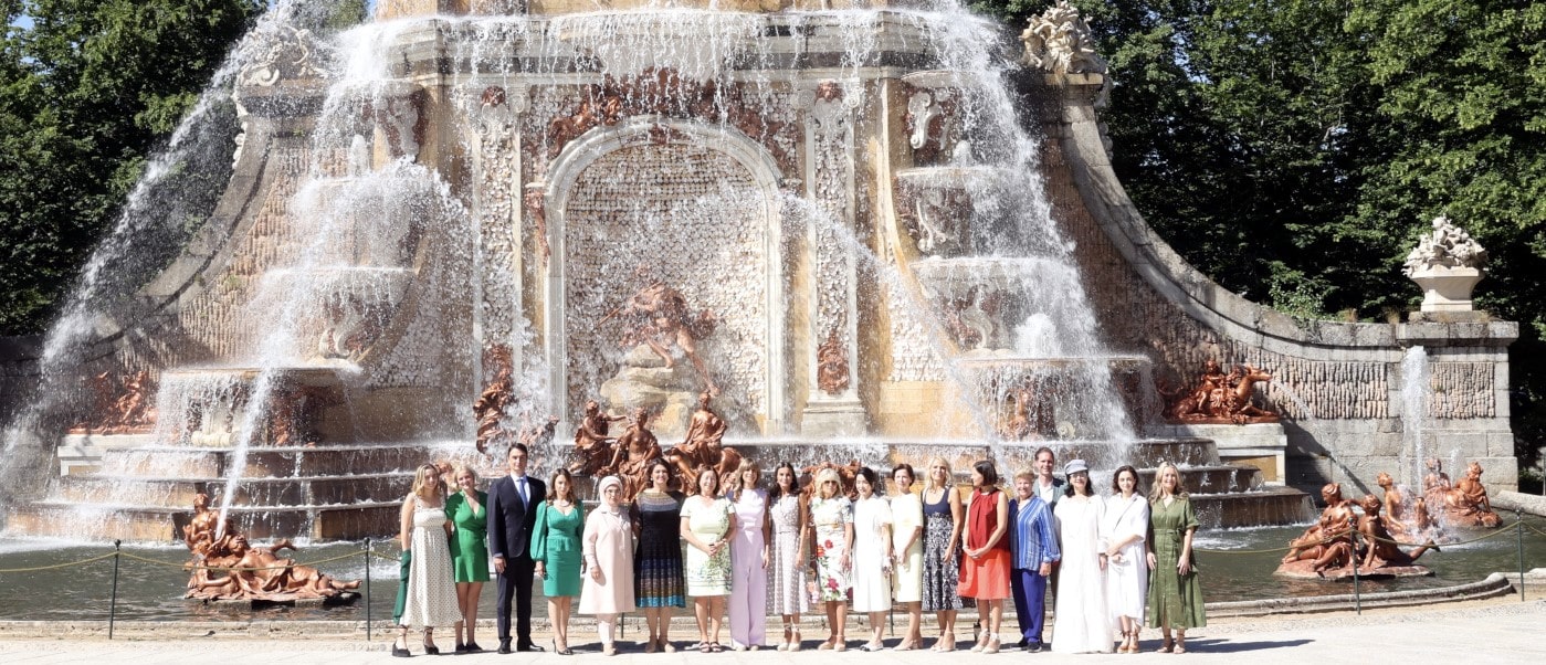 La reina Letizia, la esposa de Pedro Sánchez y las parejas de los mandatarios en la Fuente de los baños de Diana.