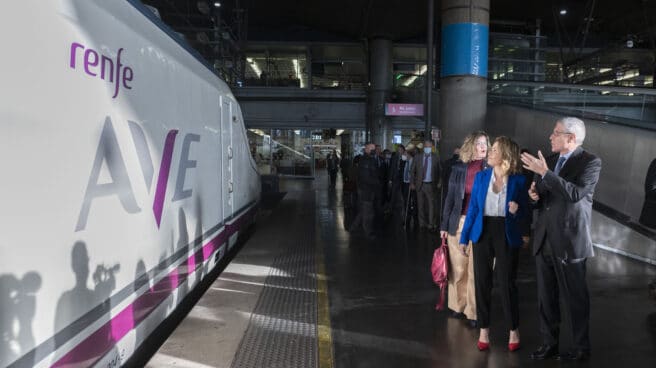 La presidenta de ADIF, María Luisa Domínguez; la ministra de Transportes, Movilidad y Agenda Urbana, Raquel Sánchez y el presidente de Renfe, Isaías Táboas