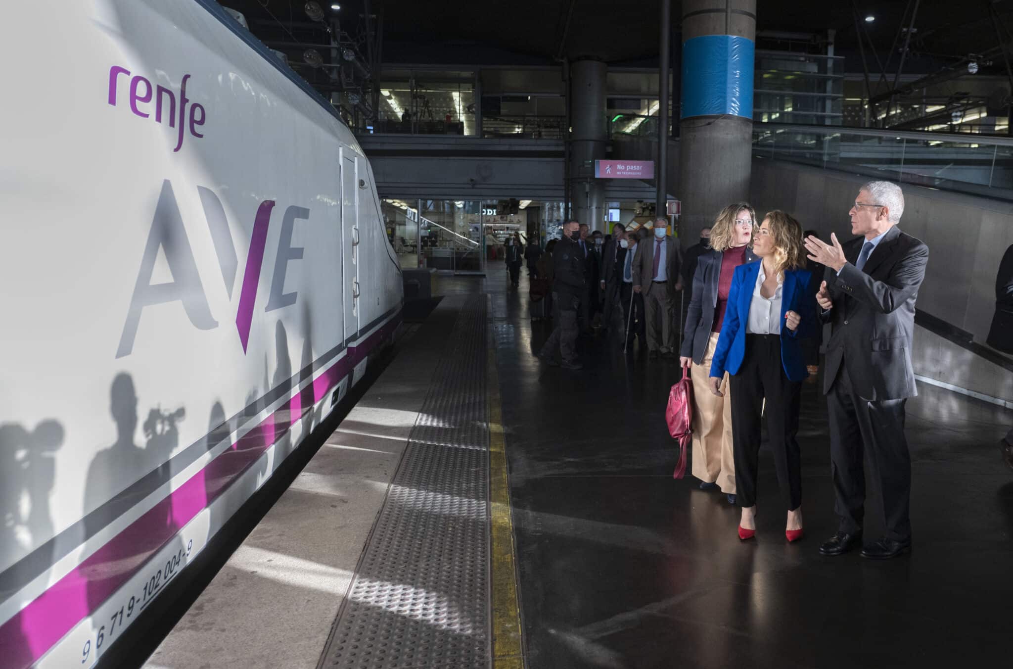 La presidenta de ADIF, María Luisa Domínguez; la ministra de Transportes, Movilidad y Agenda Urbana, Raquel Sánchez y el presidente de Renfe, Isaías Táboas