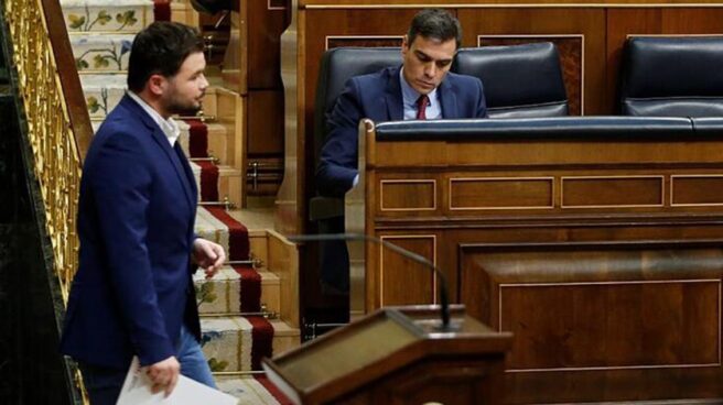 El presidente del Gobierno, Pedro Sánchez, permanece en su escaño tras la intervención del portavoz de ERC Gabriel Rufián, en un pleno parlamentario.