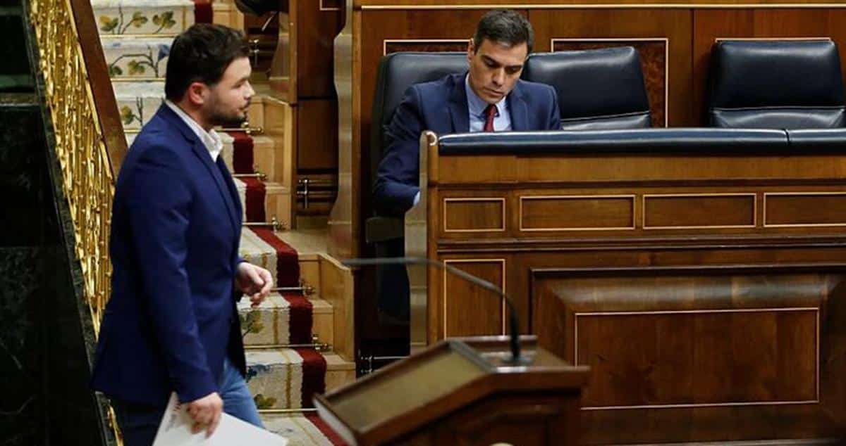 El presidente del Gobierno, Pedro Sánchez, permanece en su escaño tras la intervención del portavoz de ERC Gabriel Rufián, en un pleno parlamentario.