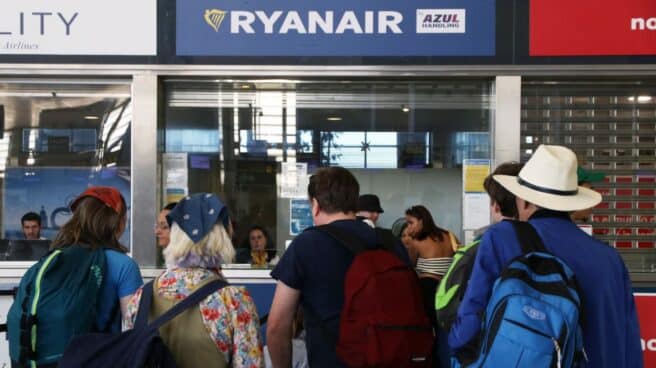 Varias personas se acercan a las ventanillas de la compañía aérea Ryanair