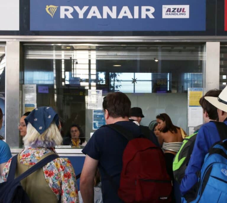 La huelga de Ryanair provoca una decena de cancelaciones y 49 retrasos