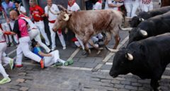 Varias caídas y cinco corredores trasladados con contusiones en el penúltimo encierro de San Fermín
