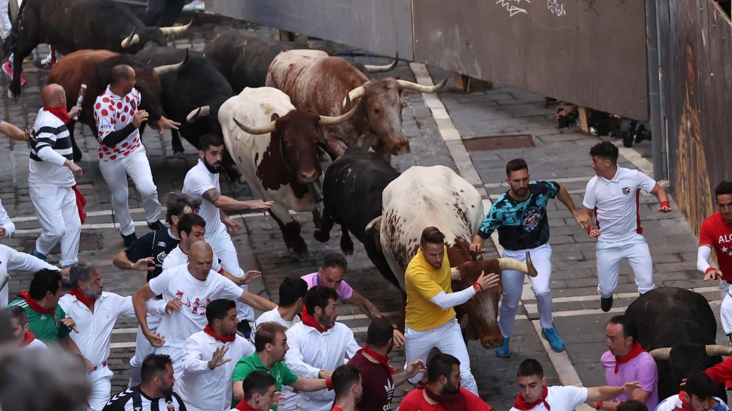 La curva de Mercaderes durante el sexto encierro de los Sanfermines.